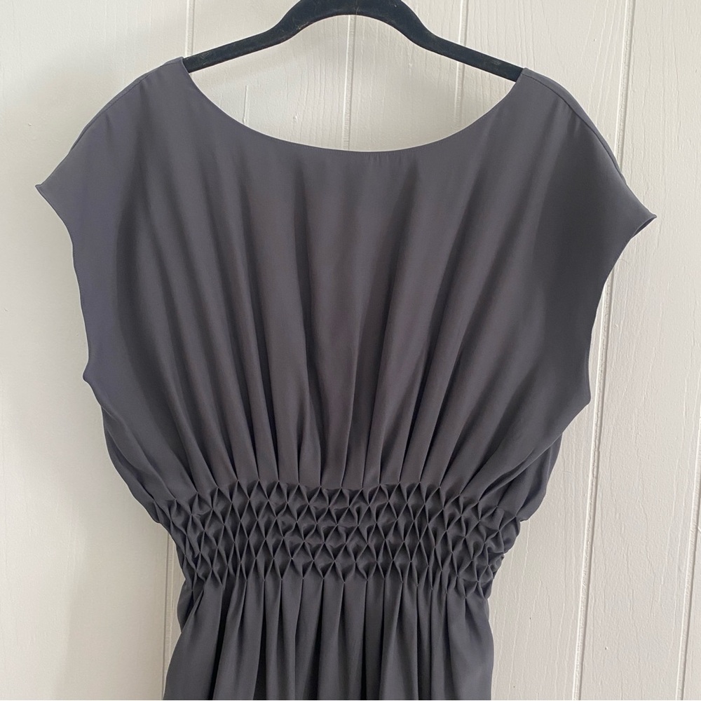 Cynthia Steffe 100% Silk Charcoal Gray Pleated Midi Dress Short Sleeve Size 10